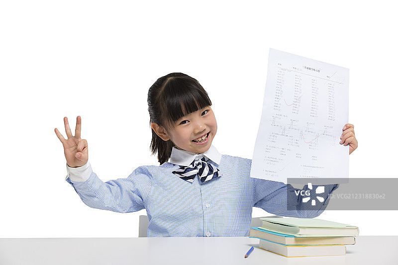 小女孩在课桌前学习图片素材