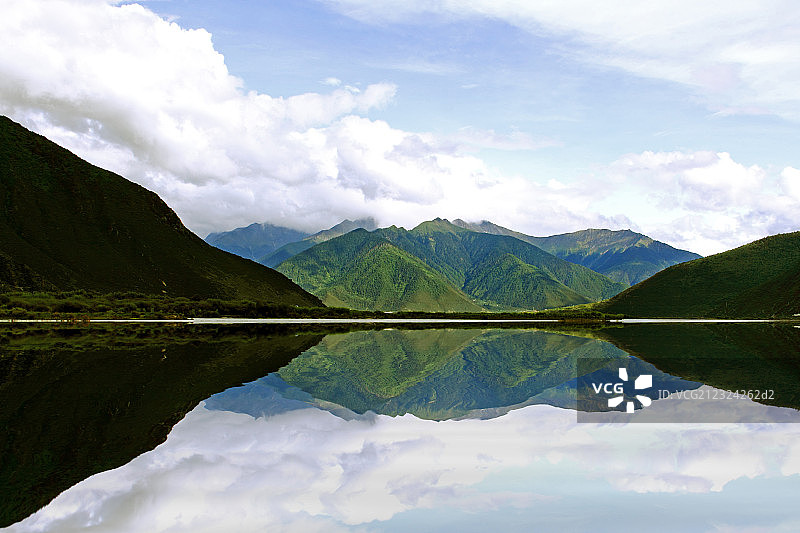 湖泊山和白云图片素材