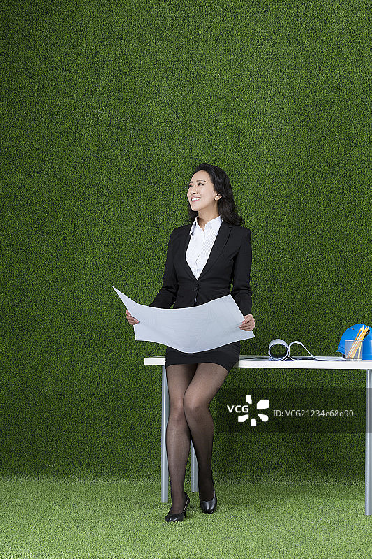 草地商务女设计师看图纸图片素材