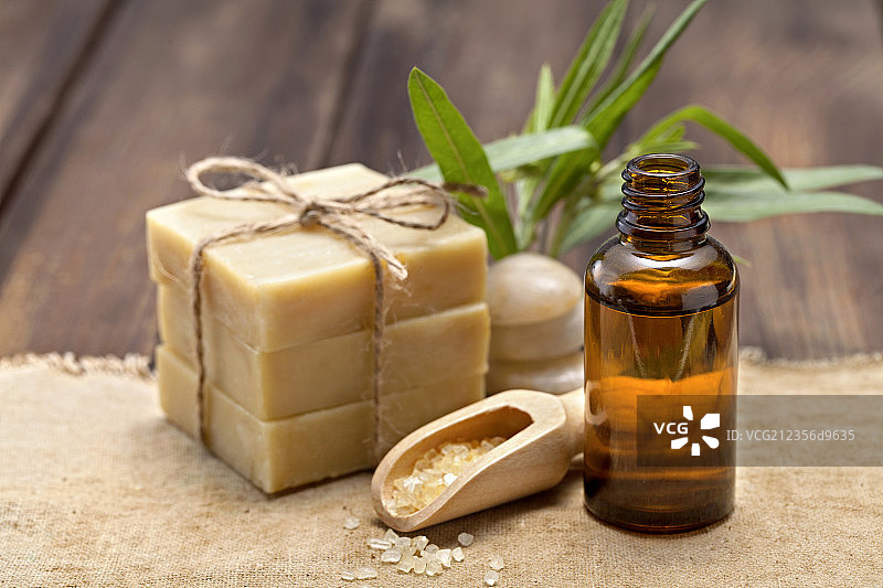 放在桌子上的精油和香皂图片素材