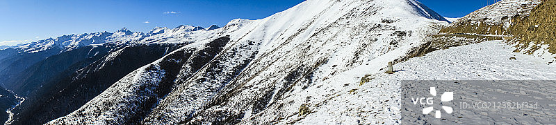 横断山区雪山峡谷森林风光 积雪覆盖的盘山公路图片素材