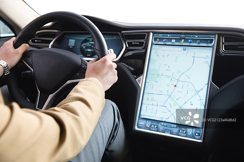 自信的商人开车图片素材