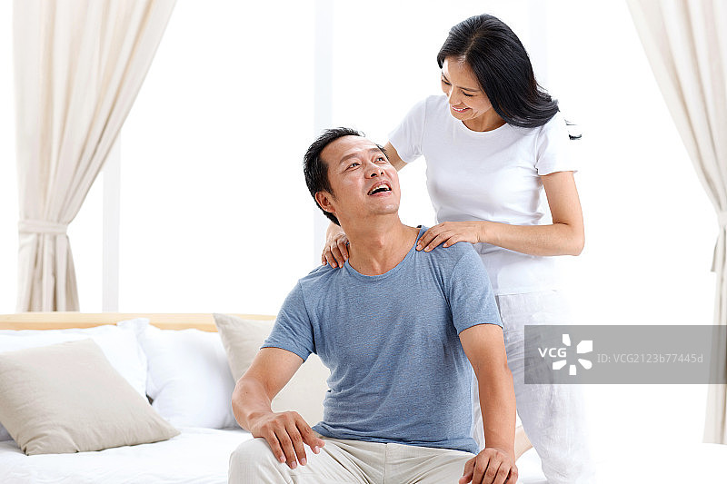 休闲的中年夫妇在卧室图片素材