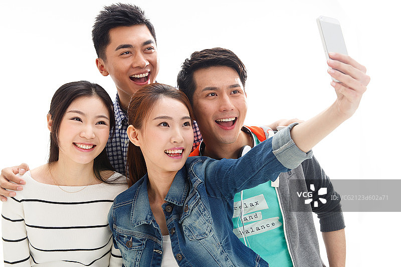 四个的大学生使用手机拍照图片素材