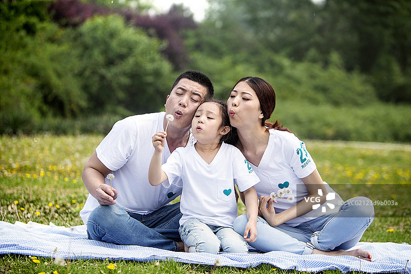 正在户外玩耍的一家三口图片素材