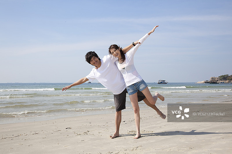 年轻情侣在海边度假图片素材