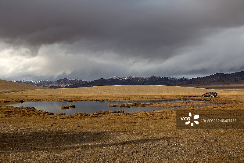 阿尔金山地区的草原和湖泊图片素材