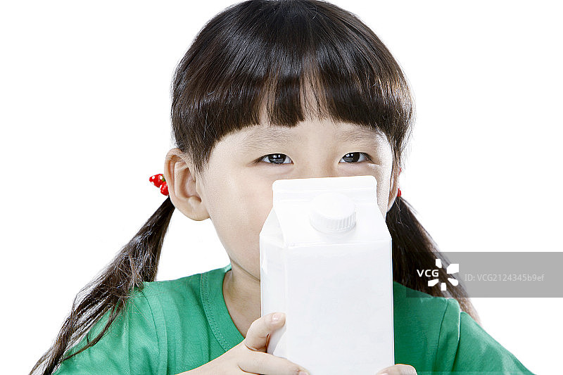 穿绿衣服拿牛奶盒的小女孩图片素材