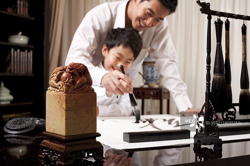 练习书法的父子图片素材