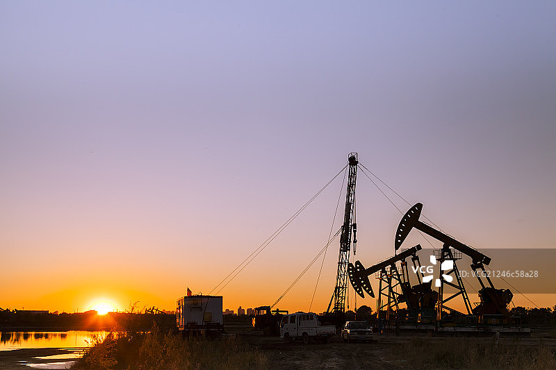大庆油田的抽油机图片素材