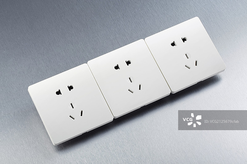 放在桌子上的电源插口图片素材