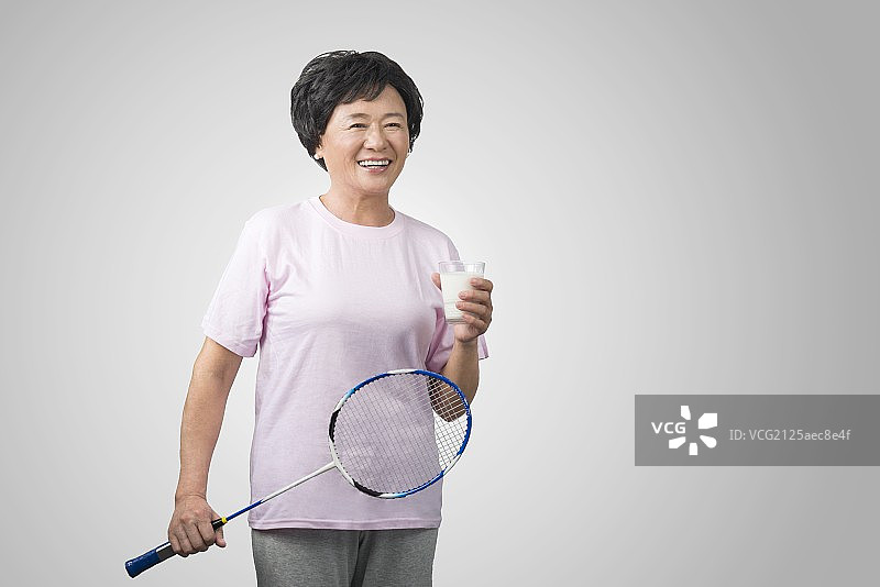 手拿羽毛球拍的老奶奶图片素材