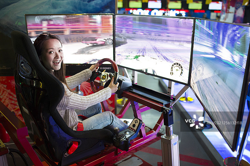 年轻女子在游戏厅玩游戏图片素材