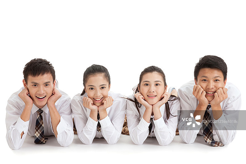 四个中学生手托下巴趴在地上图片素材