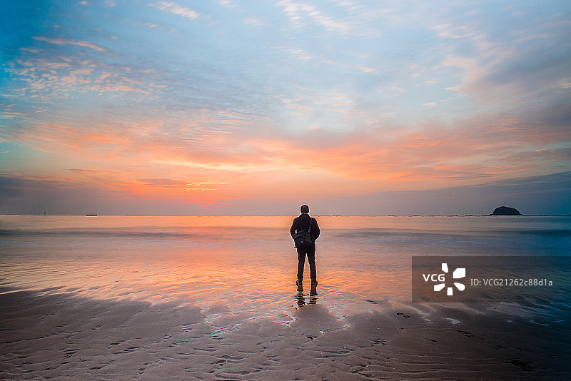 眺望大海的男子图片素材