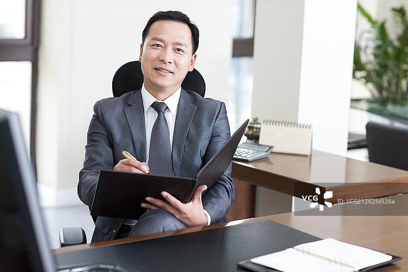 成熟商务男士和文件图片素材