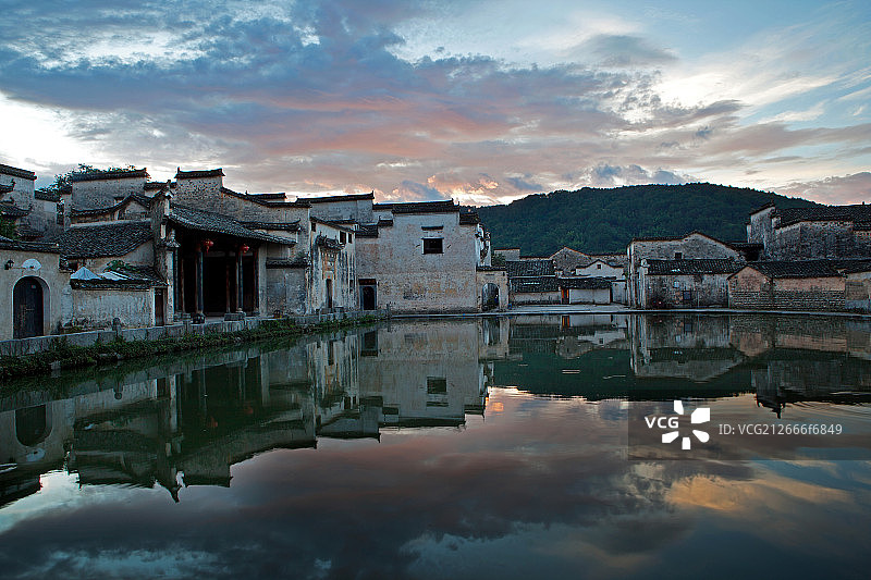 安徽省黟县宏村风景区月沼晨曦图片素材