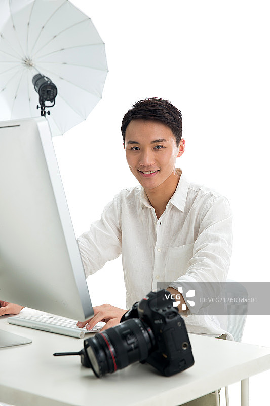 专业的男青年摄影师图片素材