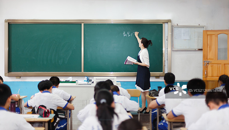 东方女性数学教师在中学课堂上课中图片素材