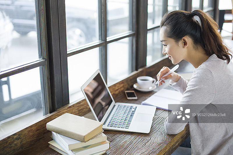 年轻女子在咖啡馆学习图片素材