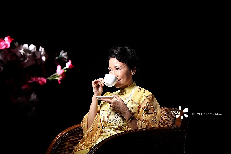 喝咖啡的老年人图片素材