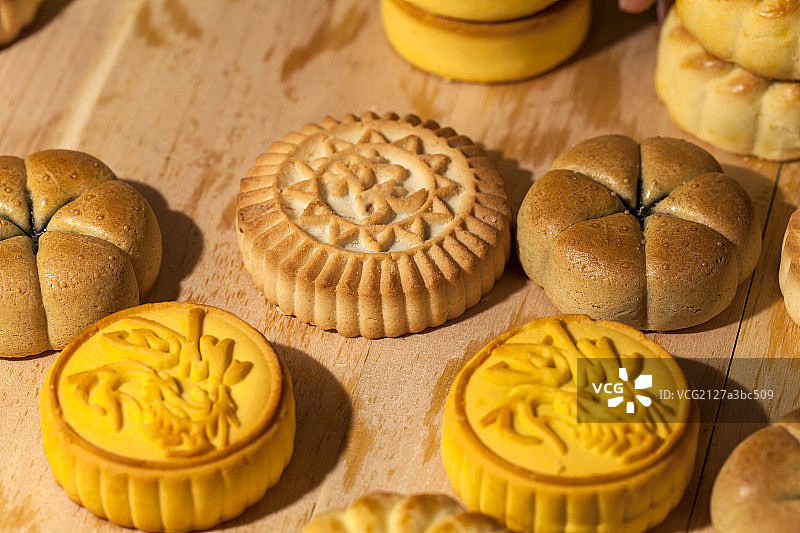 中国节日中秋月饼糕点摆放在案板上图片素材