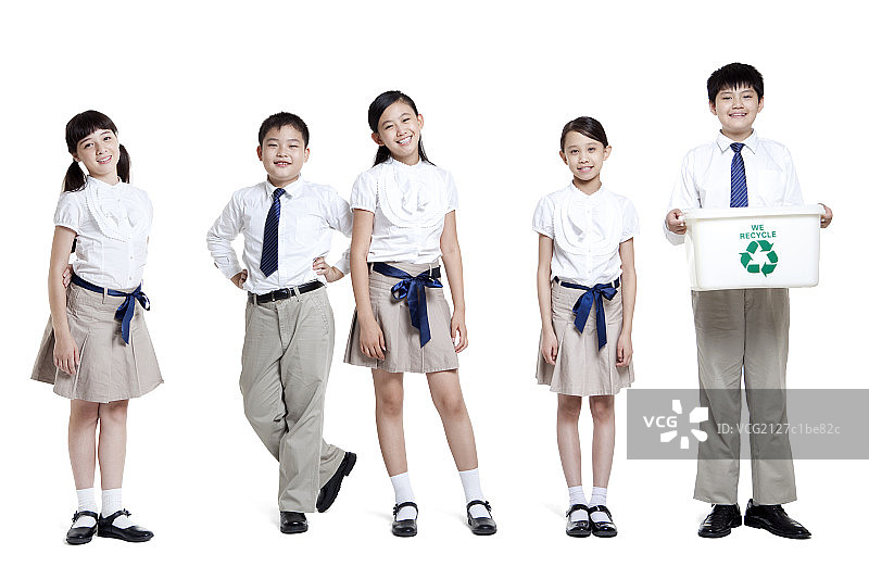 小学生和回收箱图片素材