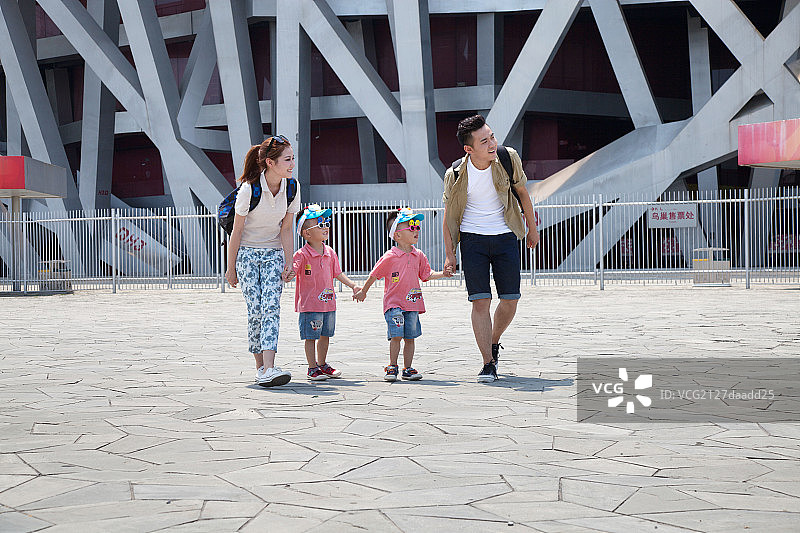 全家人在鸟巢旅游图片素材