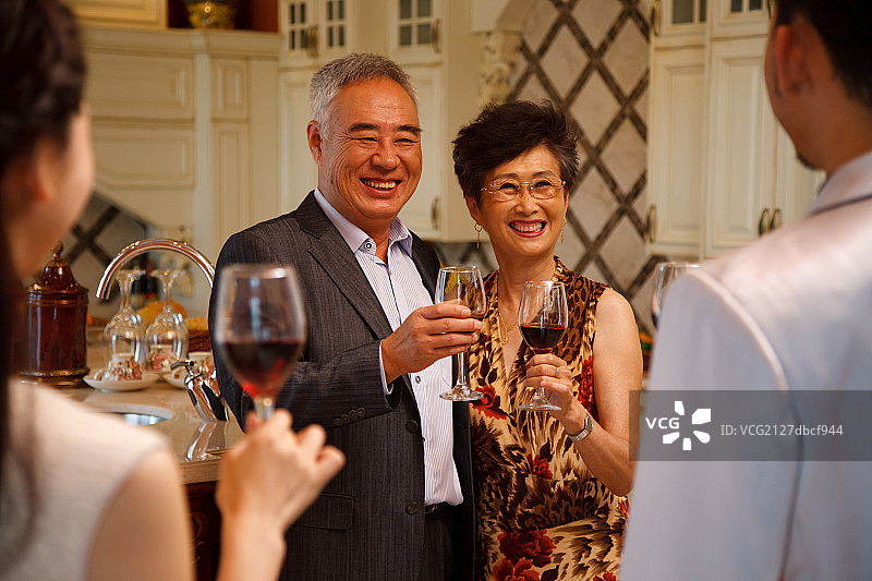 东方人家庭聚会图片素材