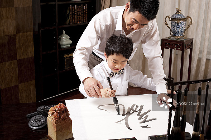 练习书法的父子图片素材