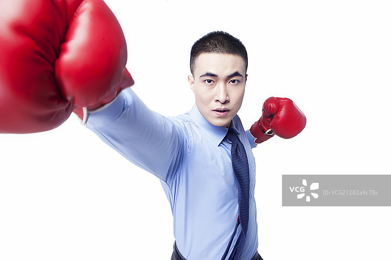 穿蓝色衬衫戴拳击手套的商务男士图片素材