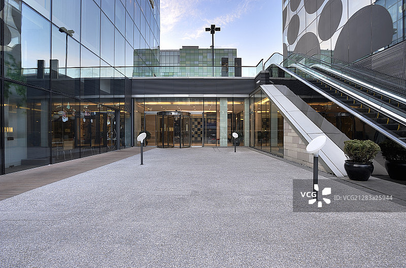 北京三里屯太古里奢侈品旗舰店和商业步行街图片素材