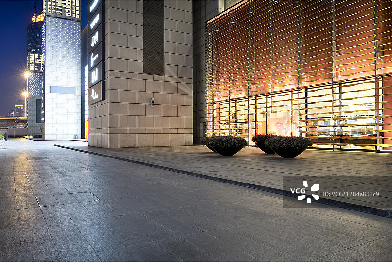 北京CBD奢侈品旗舰店门前道路夜景图片素材