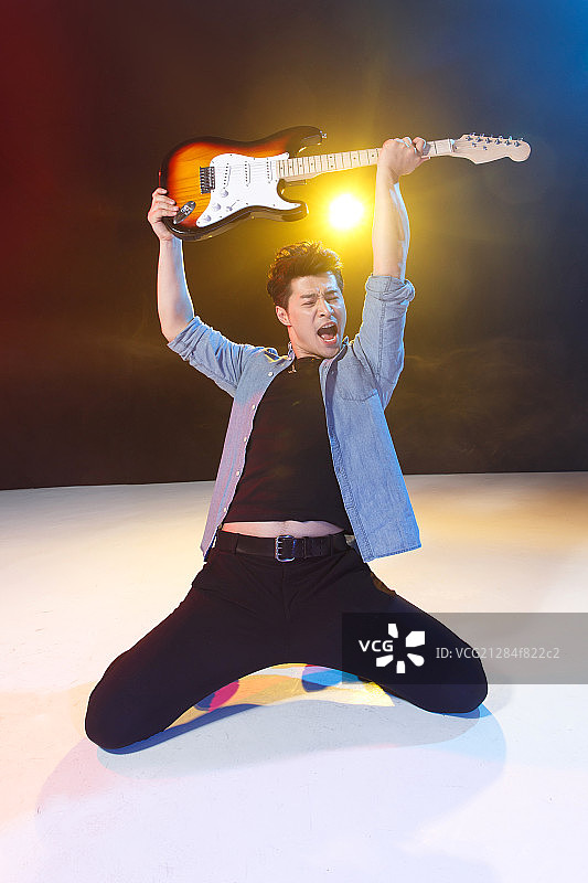 青年男人在酒吧唱歌图片素材