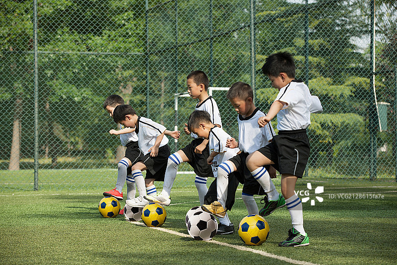 男孩们在球场上练习球技图片素材