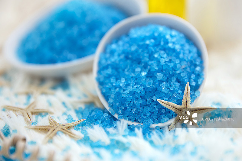 放在桌子上的蓝色浴盐图片素材
