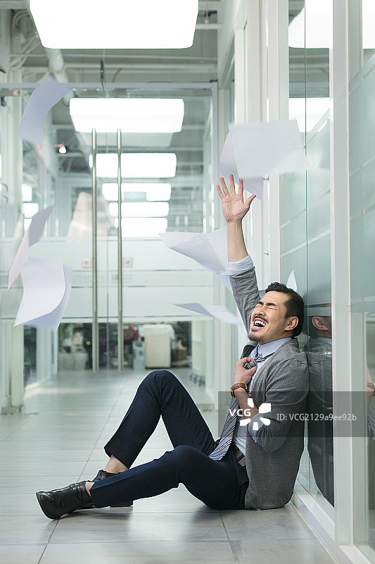 商务男人释放压力图片素材