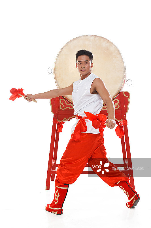 青年人在击鼓图片素材