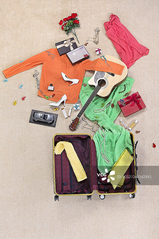 放在地板上的行李箱以及大量物品图片素材