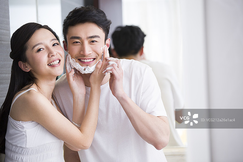 准备剃须的男子和妻子图片素材