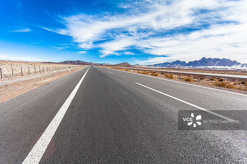中国西部荒野公路图片素材
