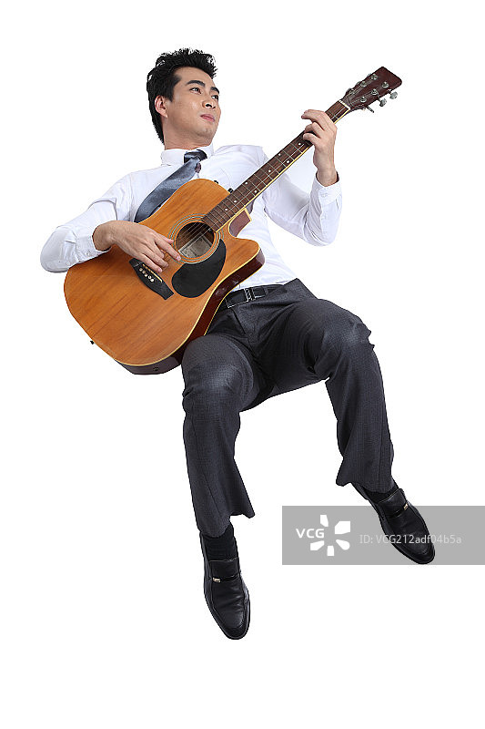 弹吉他的商务男图片素材