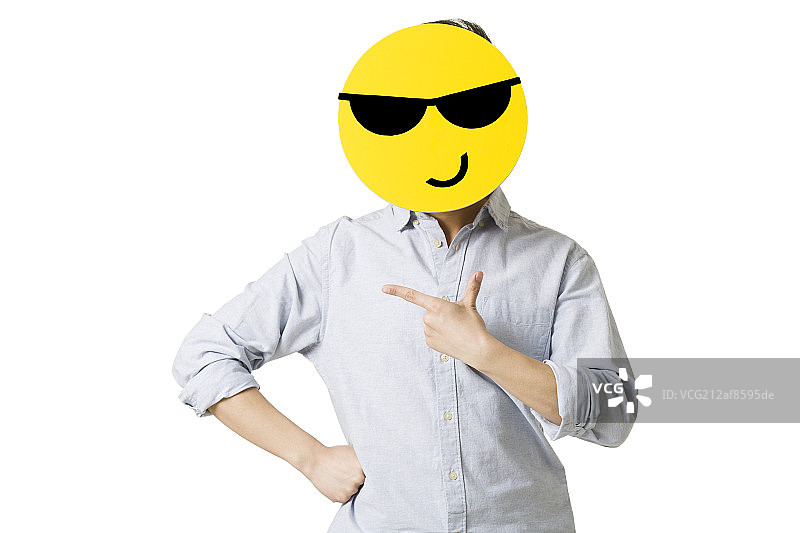 年轻男子戴着一张耍酷的卡通脸图片素材