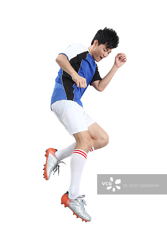 踢足球的年轻男人图片素材