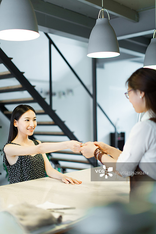 咖啡店里顾客用信用卡结账图片素材