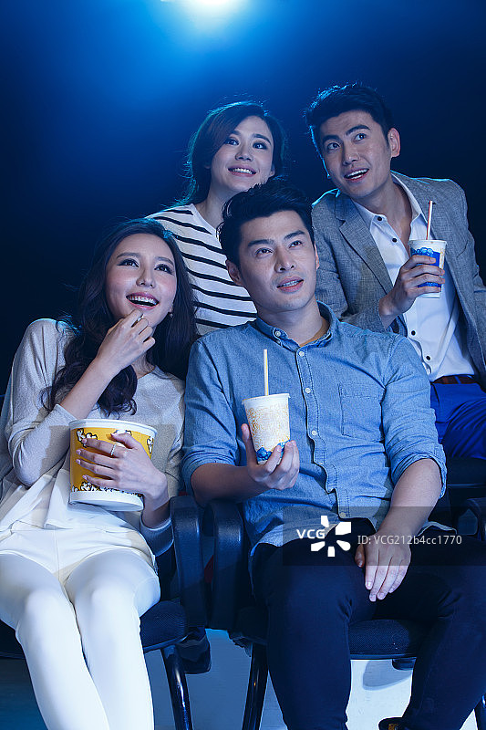 青年男女在电影院看电影图片素材