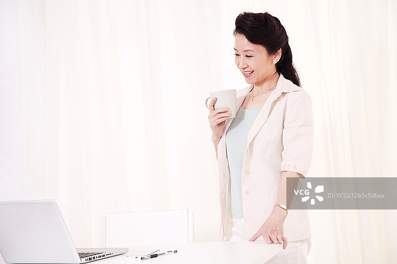 办公的中老年女士图片素材