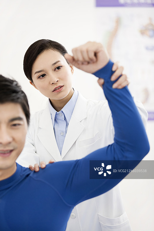 医生给病人做检查图片素材