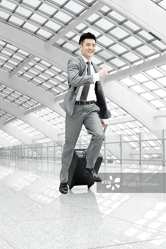 旅行的商务男士奔跑图片素材