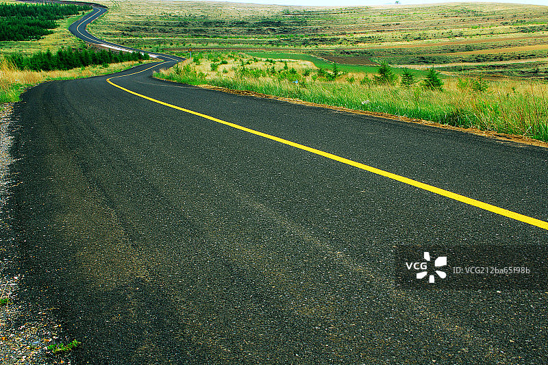 柏油路穿过草原图片素材
